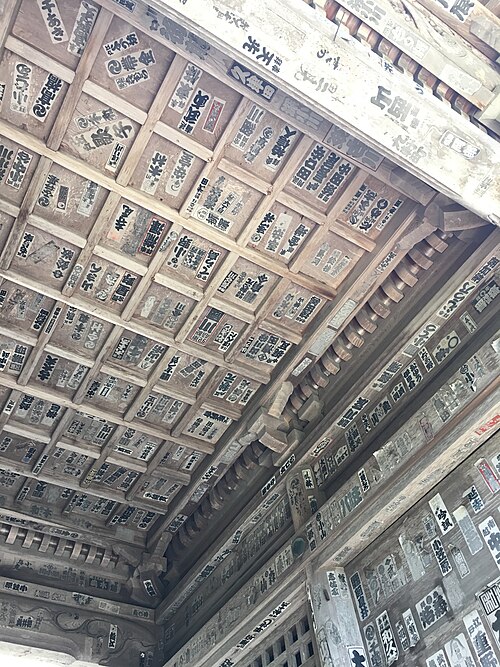 仁王門の柱に貼られた千社札