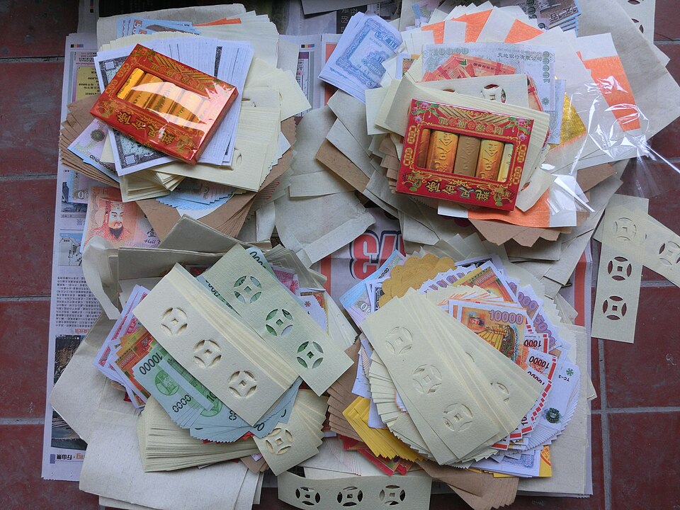 紙錢(冥鏹)を供える場面(香港・柴湾の歌連臣角火葬場)